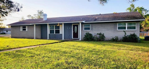 Photo of 118 Lazy Lane, Lake Jackson, TX 77566 (MLS # 35255591)