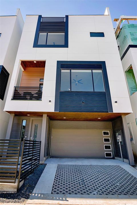 Photo of 511 Memorial Heights Drive, Houston, TX 77007 (MLS # 30895558)