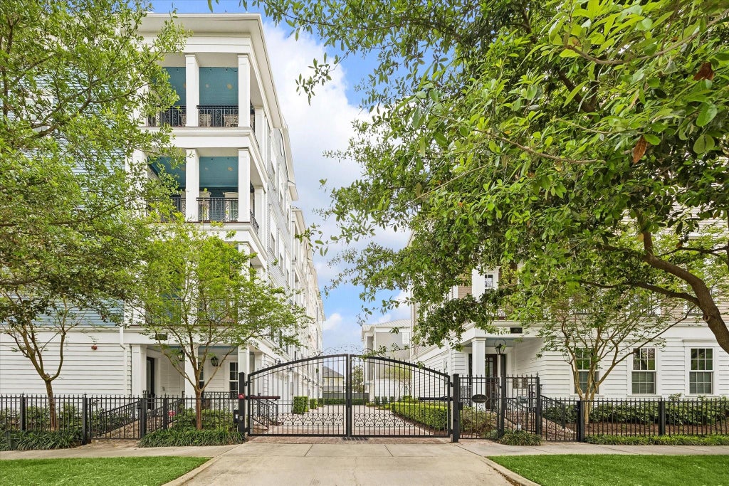 Photo of 326 W 18th Street, Houston, TX 77008 (MLS # 19267831)