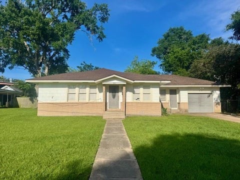 Photo of 913 Fowlkes Street, Sealy, TX 77474 (MLS # 92179918)