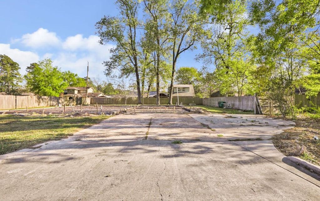 Photo of 718 Fall Creek Drive, Houston, TX 77336 (MLS # 14482448)