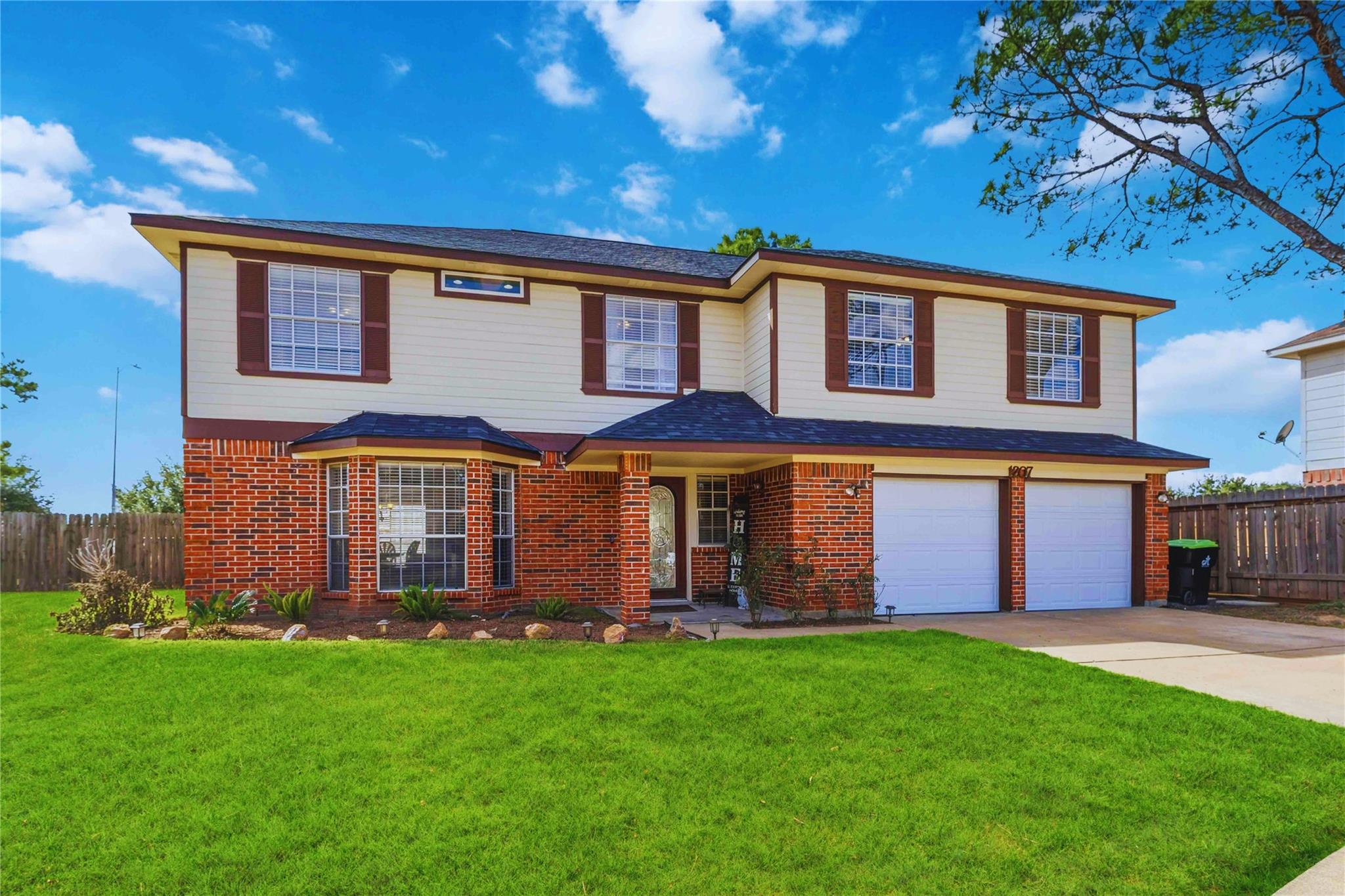 1207 Hollowood Lane