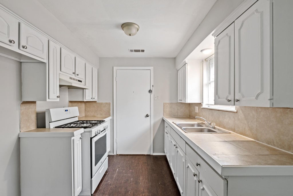 Photo of 3910 Heatherbrook Drive, Houston, TX 77045 (MLS # 83761656)