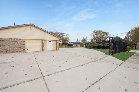 Photo of 11614 Sandrock Drive, Houston, TX 77048 (MLS # 83923877)