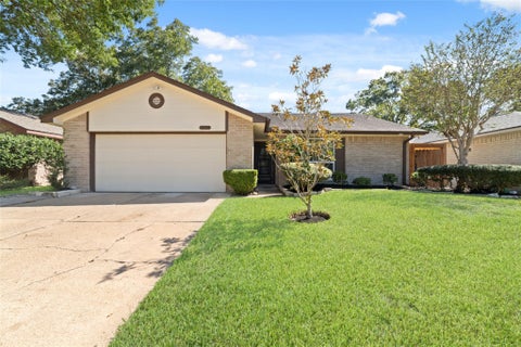 Photo of 7235 Londres Drive, Houston, TX 77083 (MLS # 34178879)
