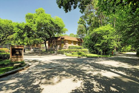 Photo of 8978 Chatsworth Drive #8978, Houston, TX 77024 (MLS # 96822055) Photo of 8978 Chatsworth Drive #8978, Houston, TX 77024 (MLS # 96822055)