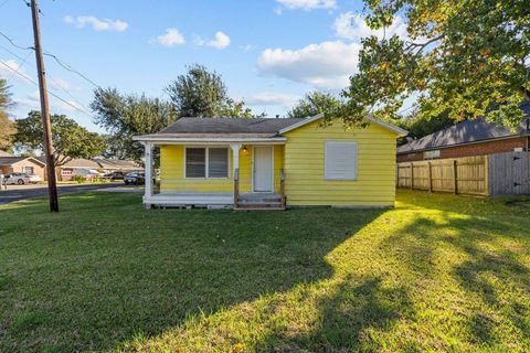 Photo of 1916 N Logan Street, Texas City, TX 77590 (MLS # 89223672)