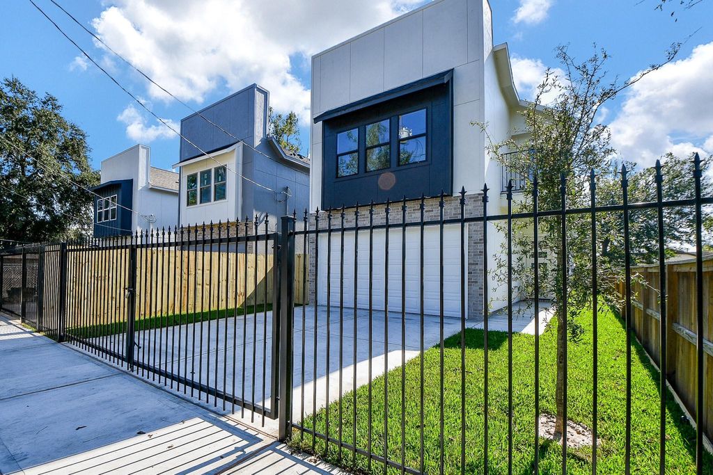 Photo of 90 Burress Street #A, Houston, TX 77022 (MLS # 3655118)