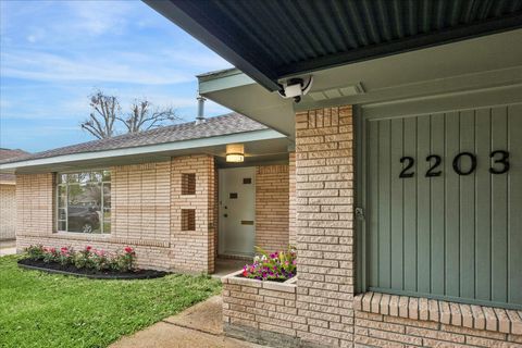 Photo of 2203 Bron Holly Drive, Houston, TX 77018 (MLS # 40972710)