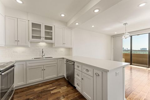 Photo of 651 Bering Drive #1402, Houston, TX 77057 (MLS # 21878133)