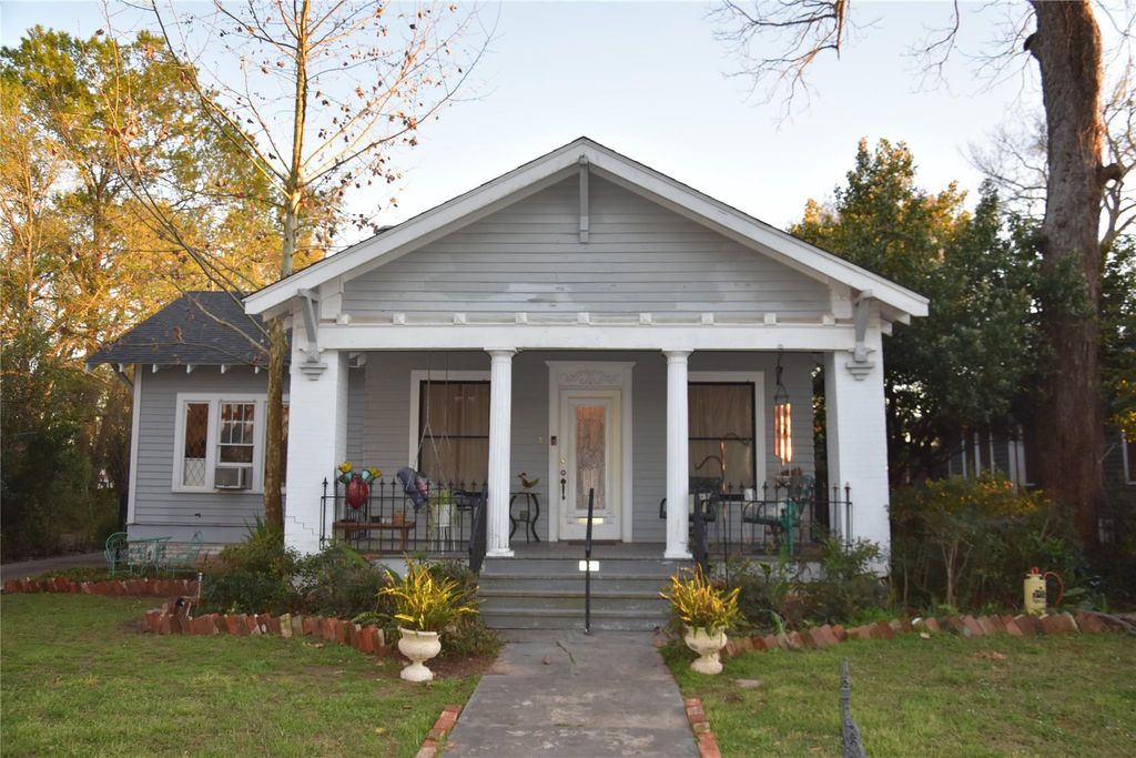 Photo of 705 E Lamar Avenue, Crockett, TX 75835 (MLS # 90234713)