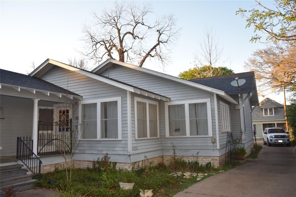 Photo of 705 E Lamar Avenue, Crockett, TX 75835 (MLS # 90234713)