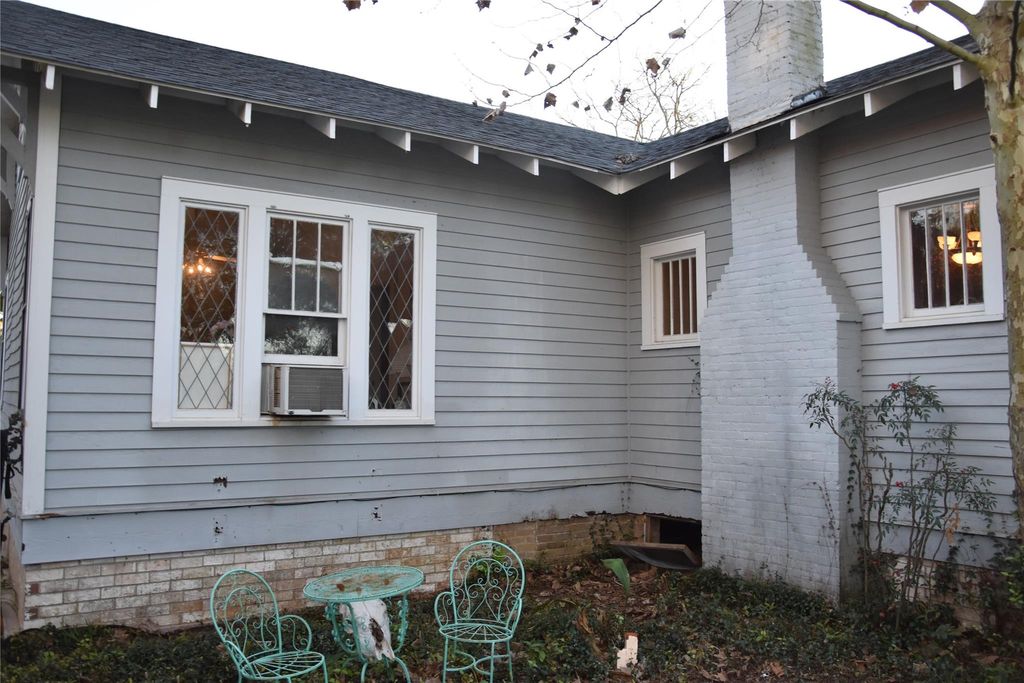 Photo of 705 E Lamar Avenue, Crockett, TX 75835 (MLS # 90234713)