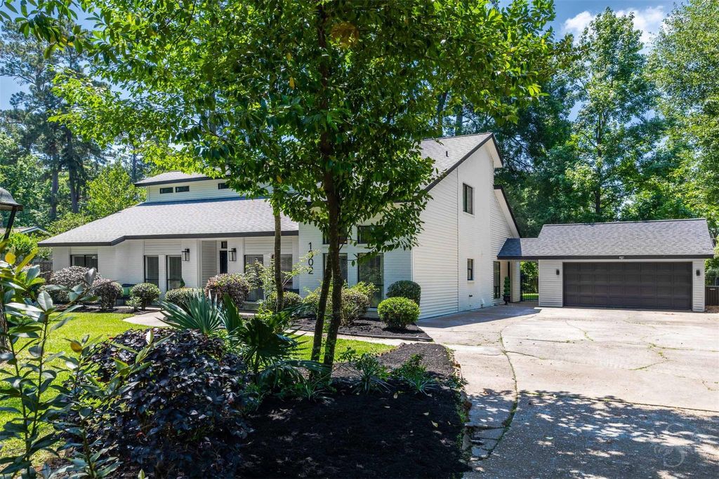 Photo of 1302 Mustang Trail Trl, Houston, TX 77339 (MLS # 75721781)