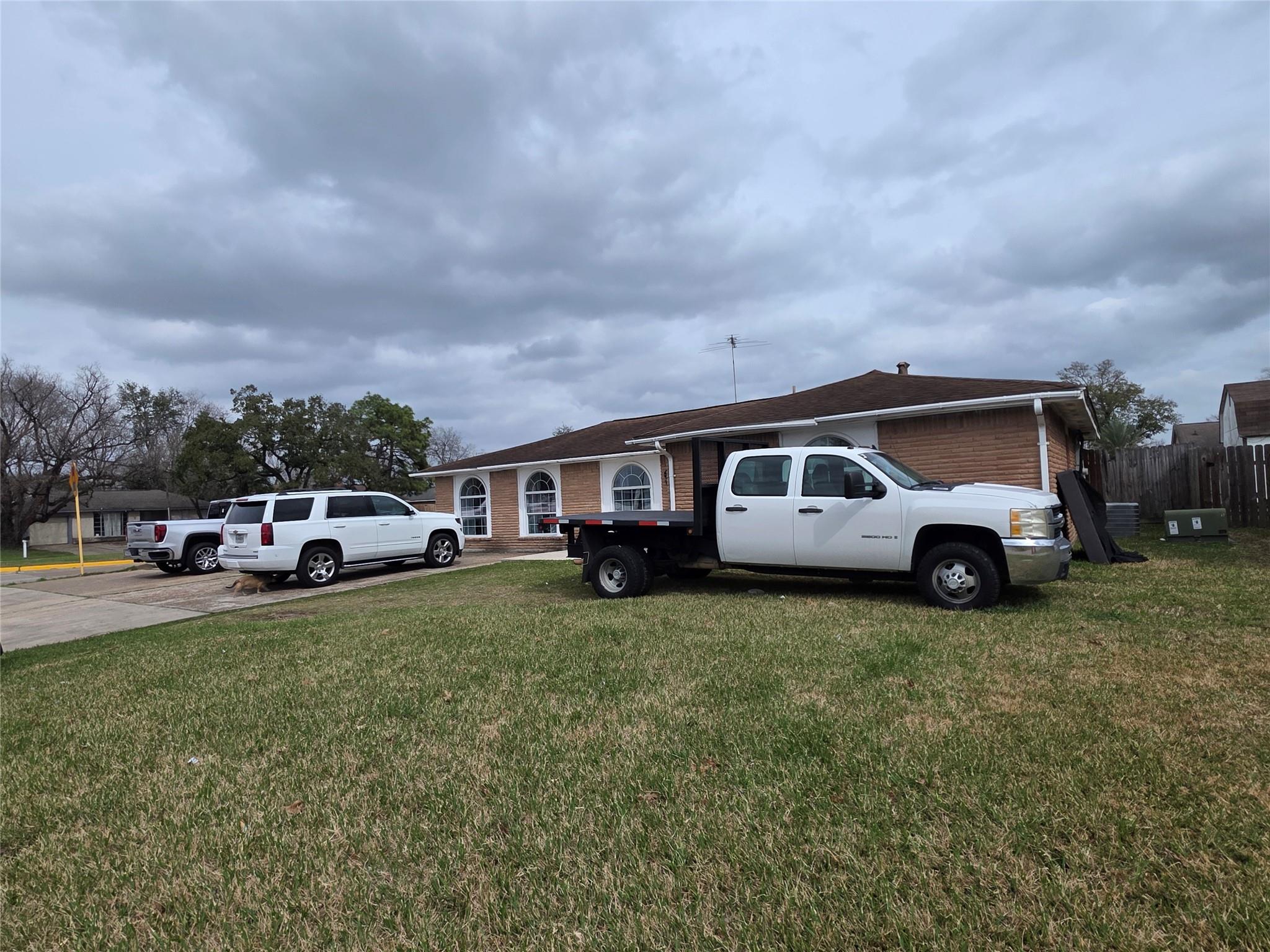 830 Hollycrest Drive