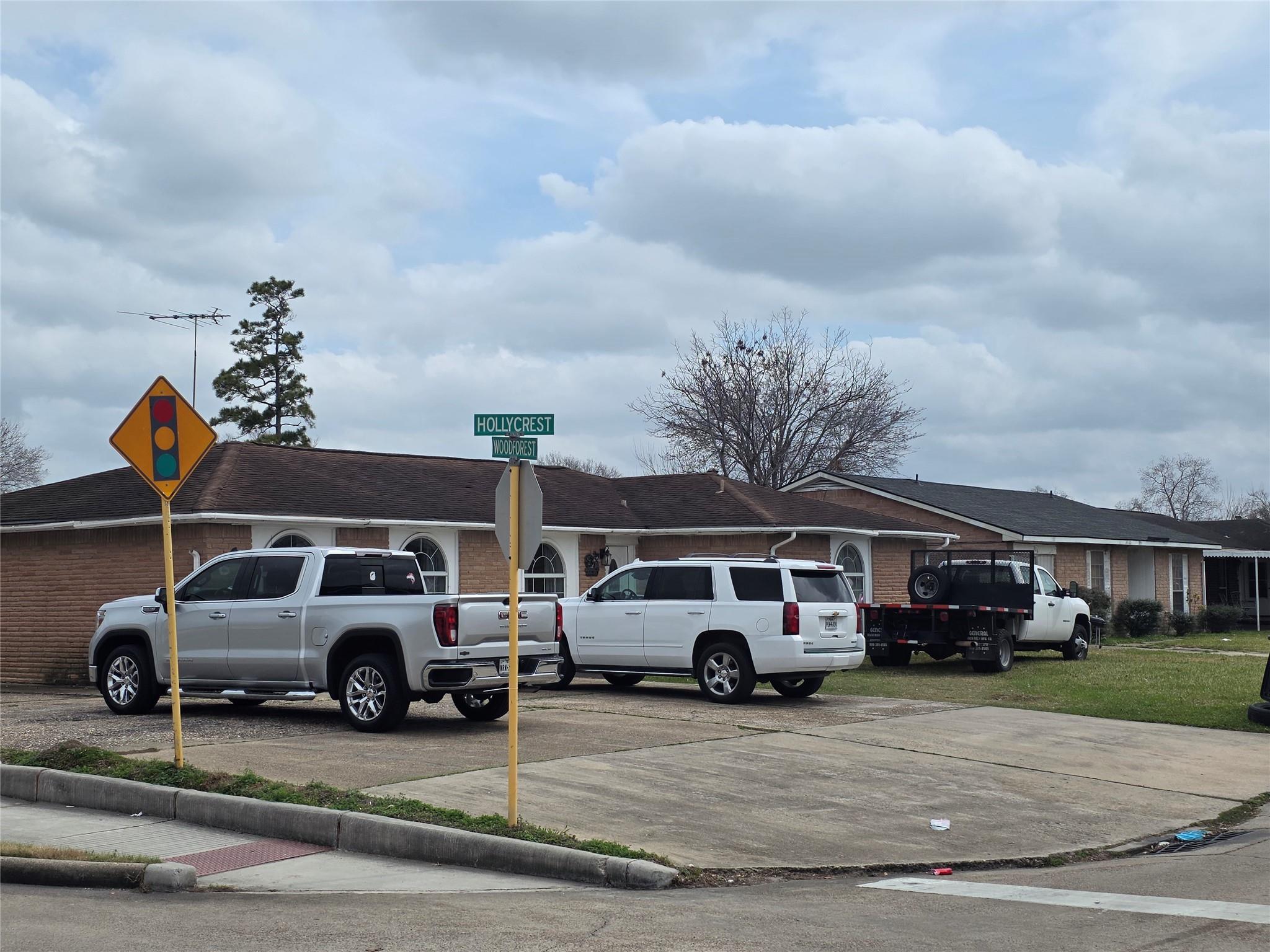 830 Hollycrest Drive