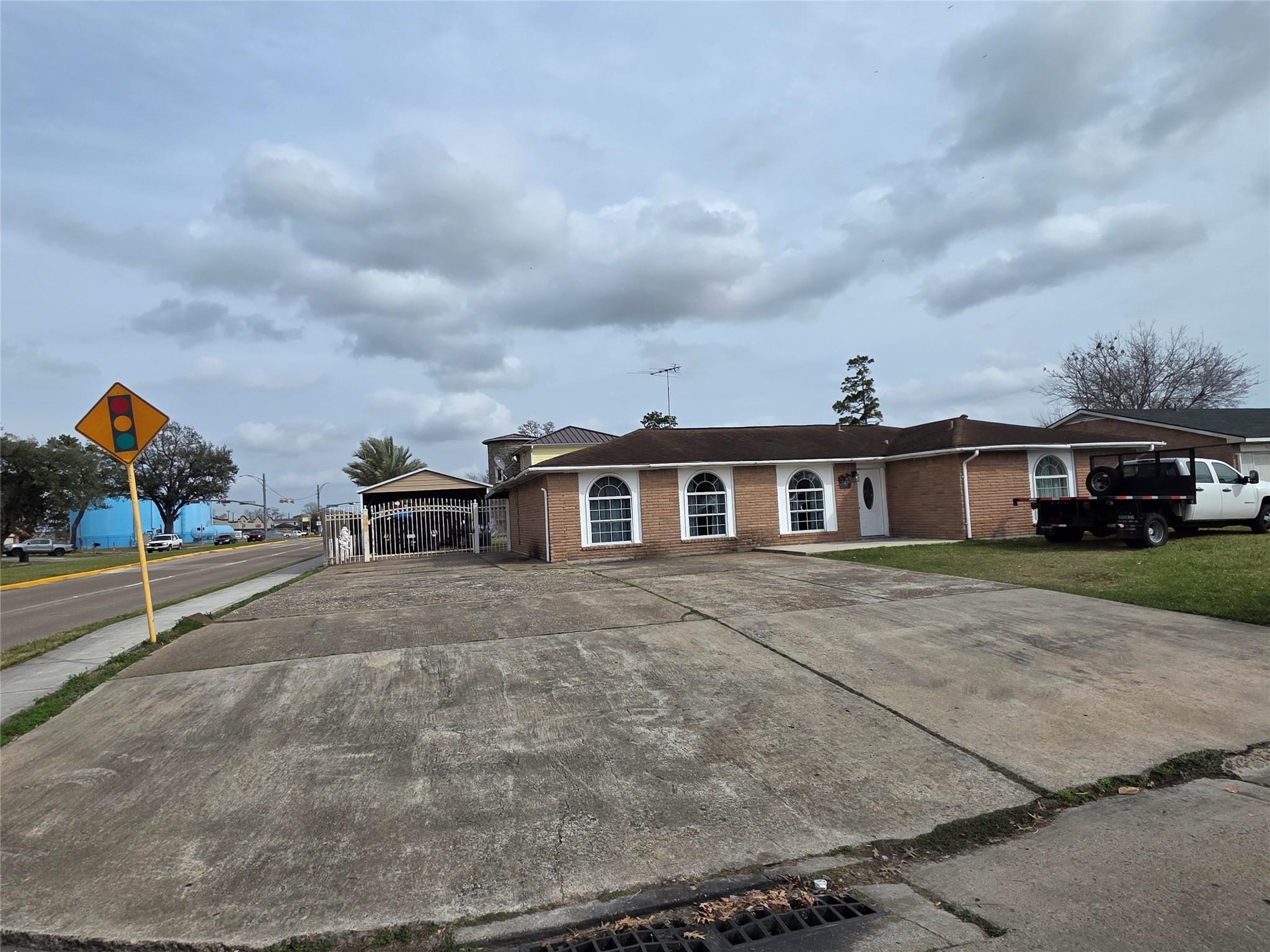 830 Hollycrest Drive