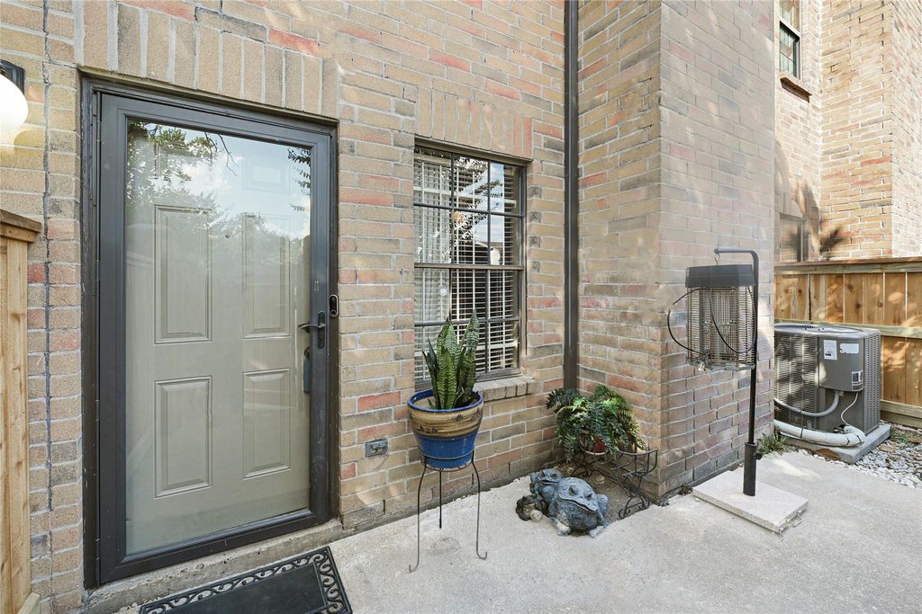Photo of 9800 Pagewood Lane #2703, Houston, TX 77042 (MLS # 11440389)
