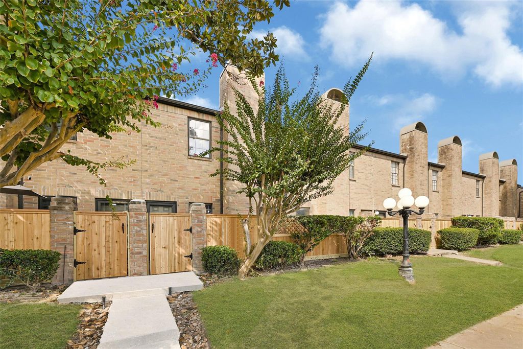 Photo of 9800 Pagewood Lane #2703, Houston, TX 77042 (MLS # 11440389)