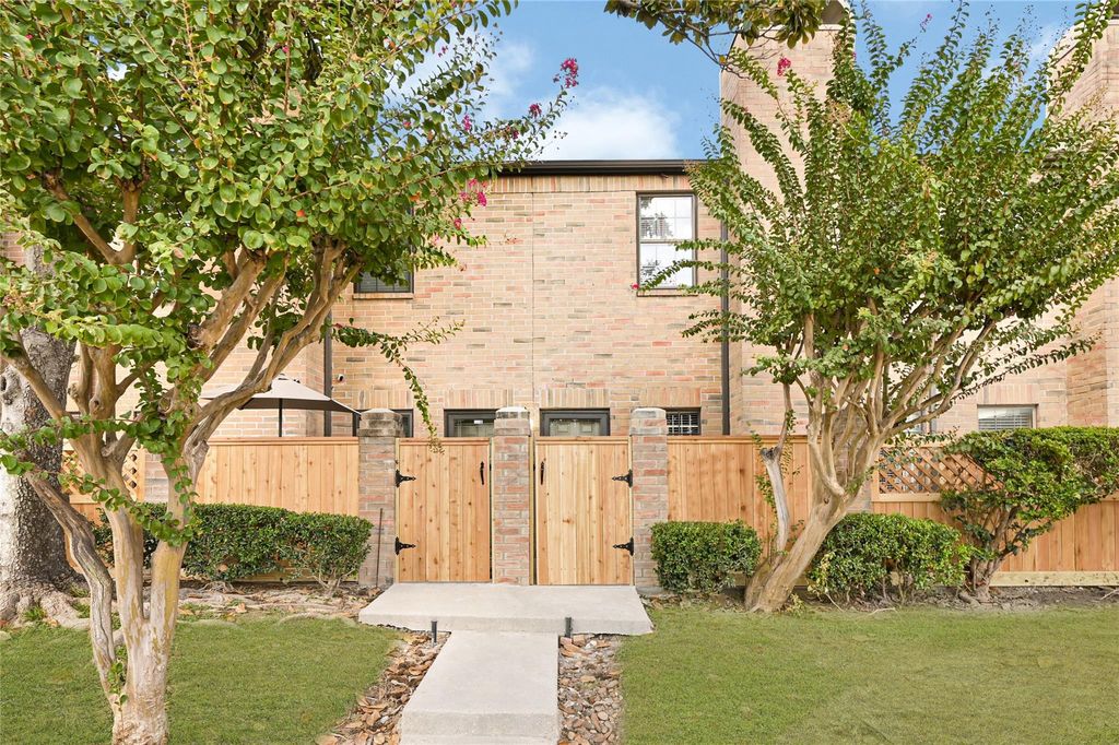Photo of 9800 Pagewood Lane #2703, Houston, TX 77042 (MLS # 11440389)