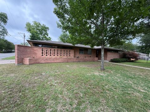 Photo of 905 Persimmon Avenue, Lufkin, TX 75904 (MLS # 49144971)