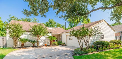 Photo of 12414 Rocky Knoll Drive, Houston, TX 77077 (MLS # 37093572)