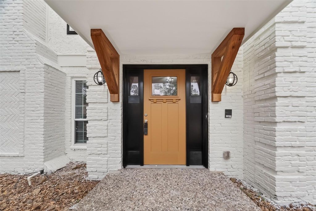 Photo of 2402 Oak Shores Drive, Houston, TX 77339 (MLS # 95677675)