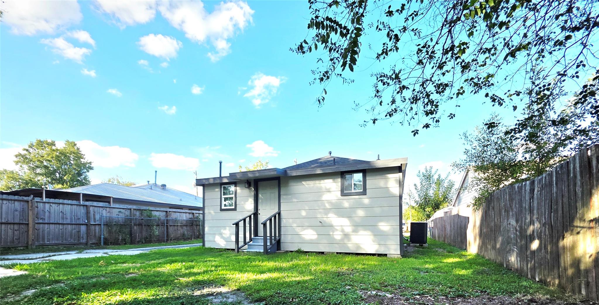 707 E Adoue Street