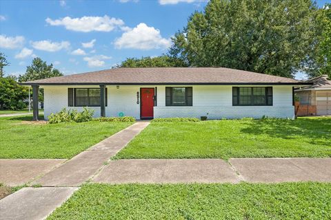 Photo of 8510 Western Drive, Houston, TX 77055 (MLS # 75488542)