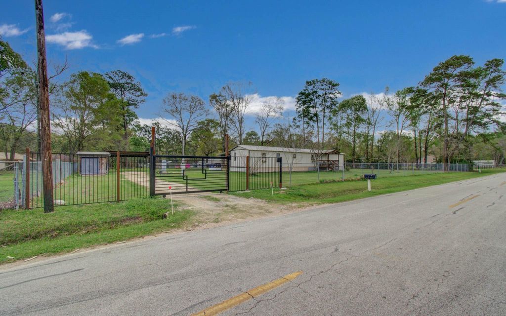 Photo of 36 W Old Field Drive, Huffman, TX 77336 (MLS # 82141283)