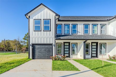 Townhouse For Sale - 737 Ebenezer Lane<br/> Washington County, Brenham, TX 77833