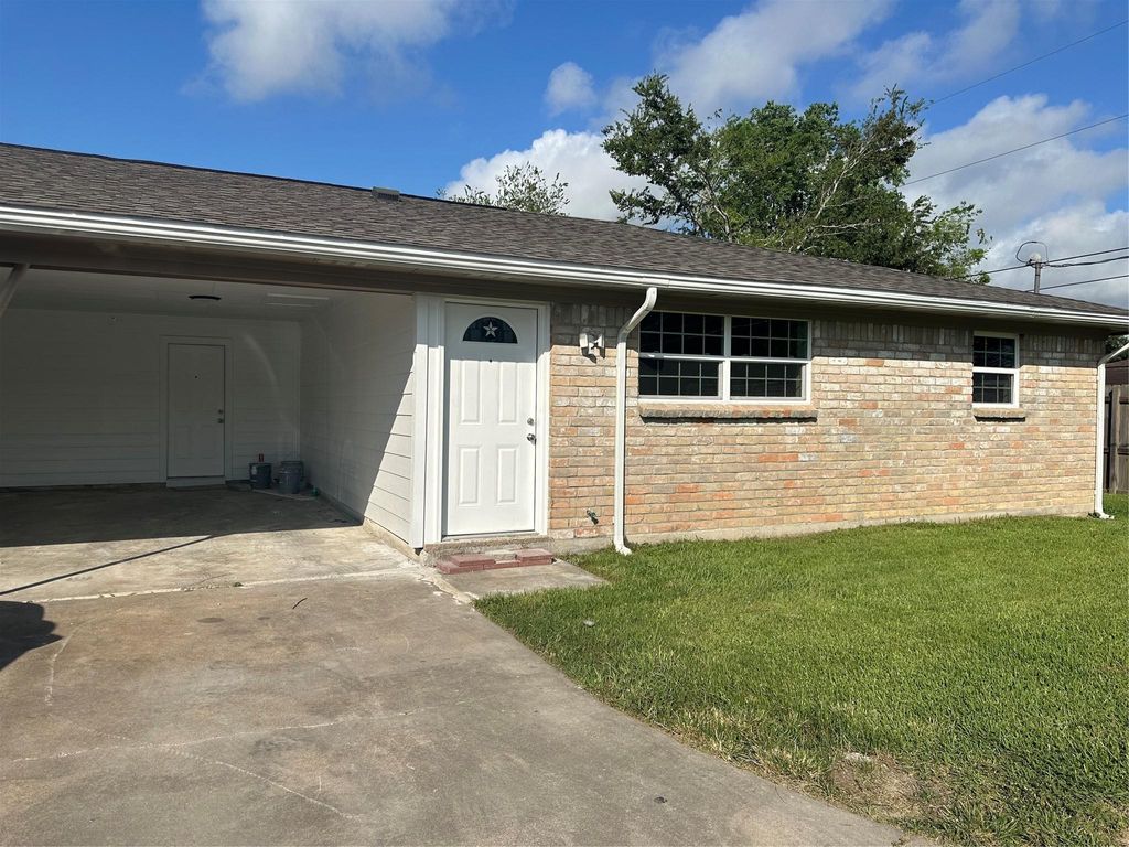 Photo of 606 County Road 157, Alvin, TX 77511 (MLS # 55335047)