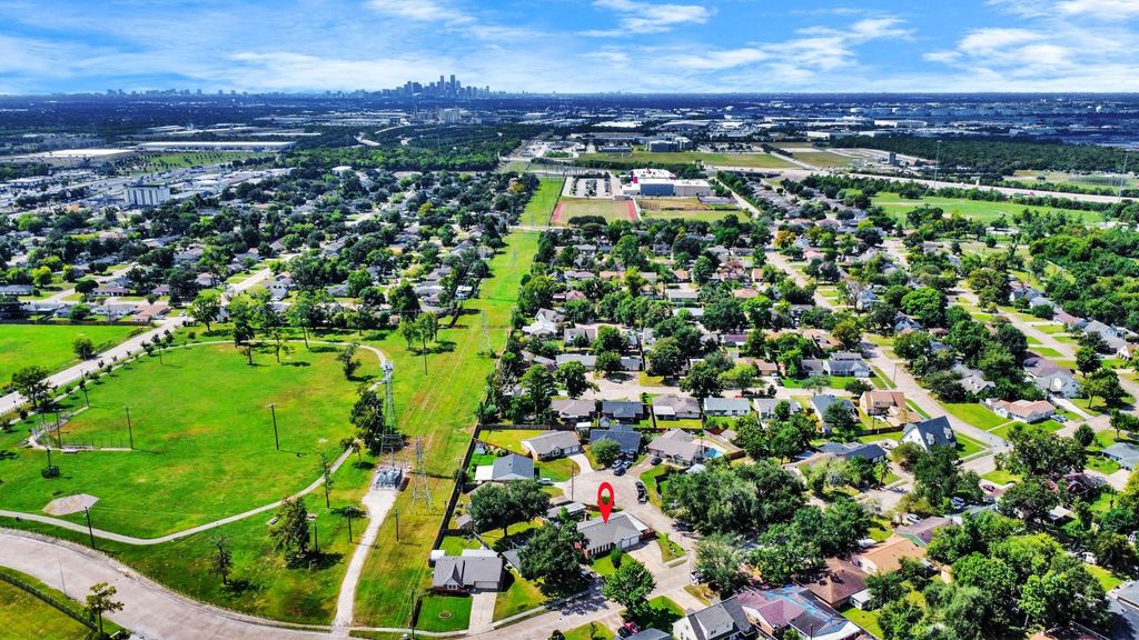 Photo of 530 Westshire Drive, Houston, TX 77013 (MLS # 22599026)