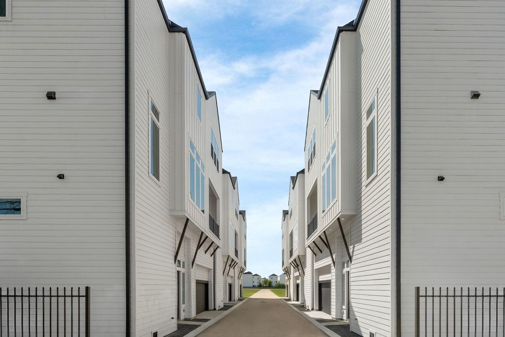 Photo of 1193 W 19th Street, Houston, TX 77008 (MLS # 67649845)