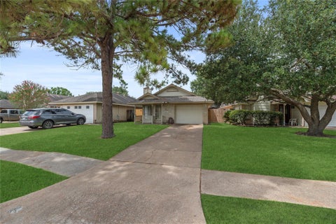 Photo of 8622 Ashlawn Drive, Houston, TX 77083 (MLS # 32008396)