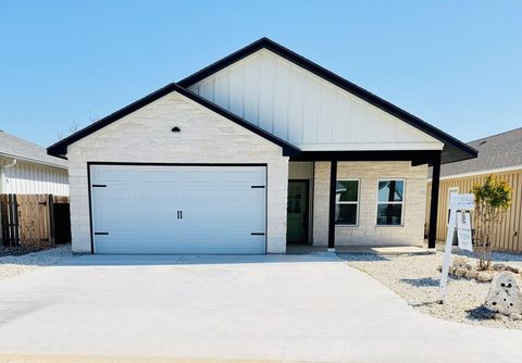 Homes For Sale - 1012 Creswell Lane<br/> Kerrville, TX 78028