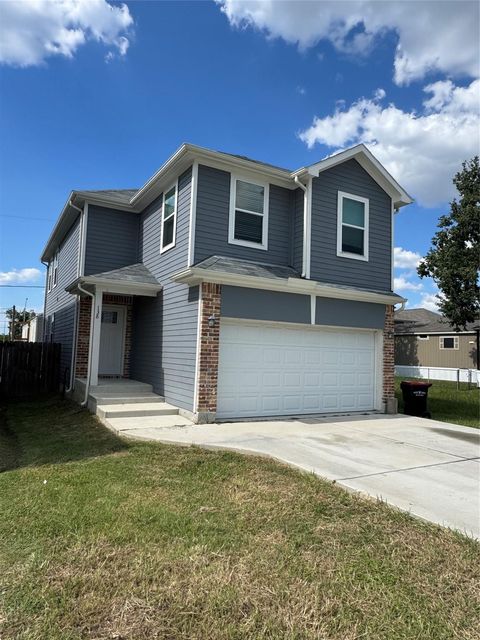 Photo of 138 Egret Canal S, Baytown, TX 77523 (MLS # 27316727)