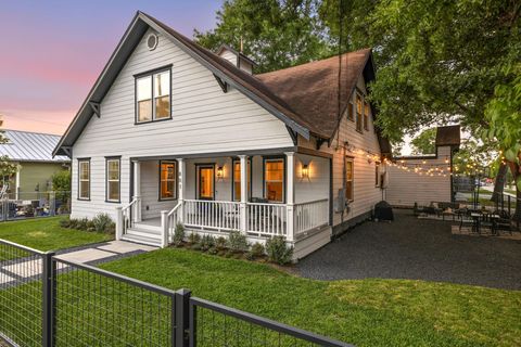 Photo of 801 W 13th Street, Houston, TX 77008 (MLS # 80723482)