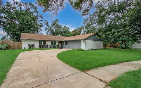 Photo of 10415 Westray Street, Houston, TX 77043 (MLS # 36805782)
