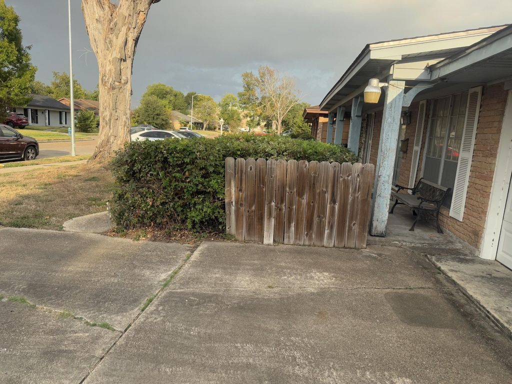Photo of 5015 Heatherbloom Drive, Houston, TX 77045 (MLS # 34215978)