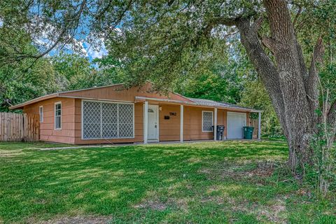 Photo of 5962 Willow Glen Drive, Houston, TX 77033 (MLS # 63674632)