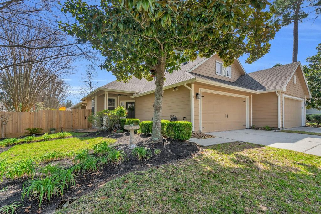 Photo of 14 Fitzroy Place, Conroe, TX 77384 (MLS # 8421752)