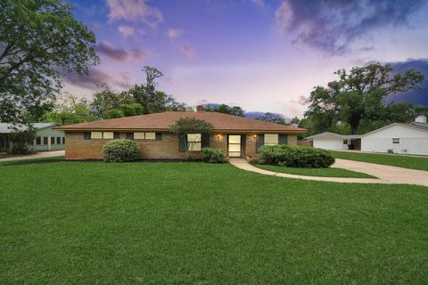 Photo of 313 Linden Lane, Lake Jackson, TX 77566 (MLS # 90061763)