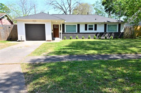 Photo of 1906 Coulcrest Drive, Houston, TX 77055 (MLS # 18688663)