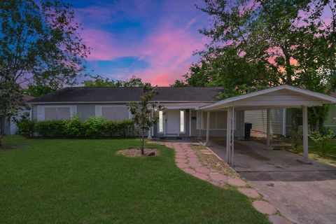 Photo of 4710 Paradise Lane, Houston, TX 77048 (MLS # 41868040)