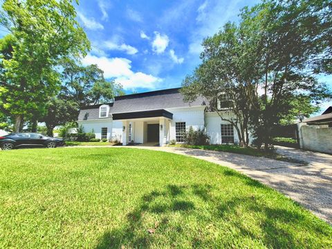 Photo of 5330 Braesheather Drive, Houston, TX 77096 (MLS # 73513810)