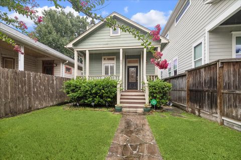 Photo of 427 W 24th Street, Houston, TX 77008 (MLS # 51452950)