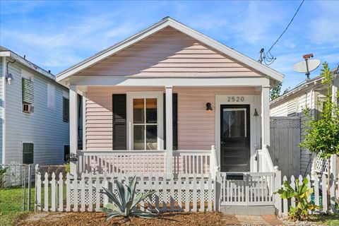 Photo of 2520 Avenue L, Galveston, TX 77550 (MLS # 66494927)