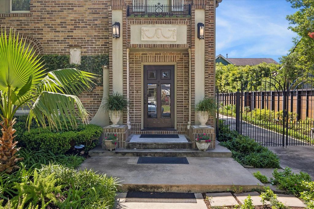 Photo of 220 Westmoreland Street, Houston, TX 77006 (MLS # 23210218)