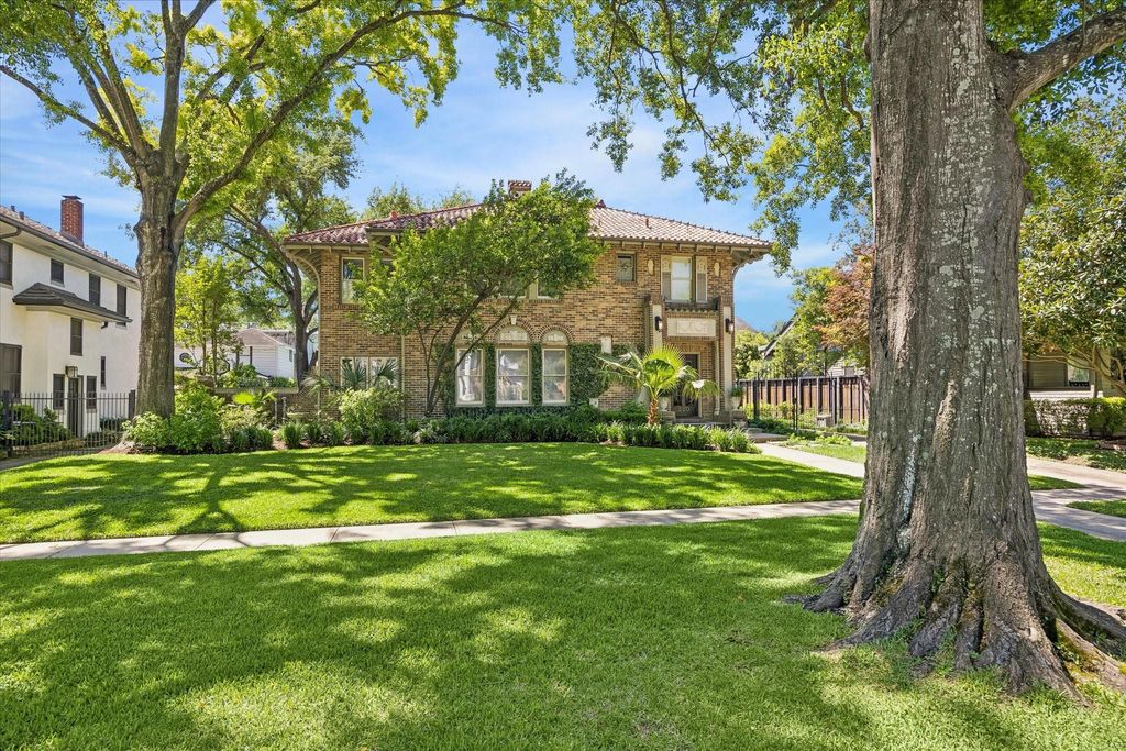 Photo of 220 Westmoreland Street, Houston, TX 77006 (MLS # 23210218)